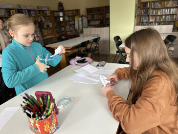 Сніг, фантазія і дитячі усмішки в бібліотечному дворику