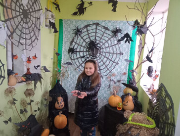 Як у бібліотеці на Дальніх Яківцях виготовляли з паперу символ Геловіну   