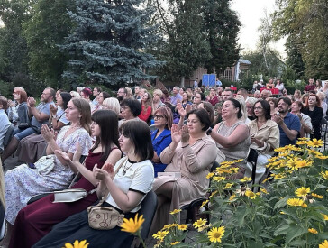 Звуки музики під вечірнім небом