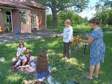 Як на території бібліотеки квітку папороті шукали