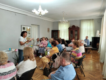 Зворушлива моновистава "Рожеві гвоздики АБО ми тут тимчасово"