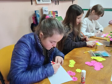 Подарую мамі квіти
