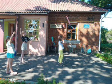 Книжки читали й повітряних зміїв запускали