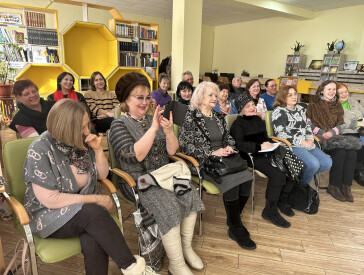 Сцена між книжкових полиць