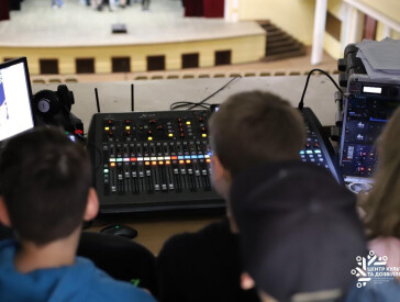 ЦКД влаштовує подорожі за лаштунки сцени для полтавських школярів