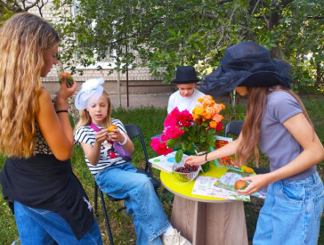 Садова вечірка в бібліотеці: літо, книги та квіти!