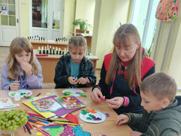 Осінь барвиста, щедра й мила, знов урожаєм всіх пригостила