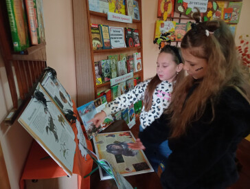 Як у бібліотеці на Дальніх Яківцях виготовляли з паперу символ Геловіну   