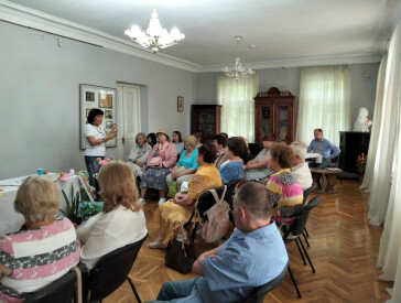 Зворушлива моновистава "Рожеві гвоздики АБО ми тут тимчасово"