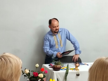 Зворушлива моновистава "Рожеві гвоздики АБО ми тут тимчасово"