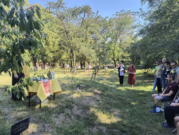 Вшанування полеглих захисників України біля дерев пам’яті на садибі Панаса Мирного