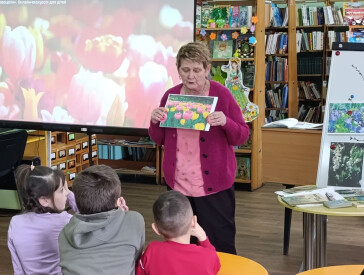Літературна година «Квіти, квіти, ви умієте душу зігріти»