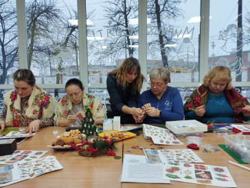 Бісероплетіння та хусткування. Особливо святкова зустріч