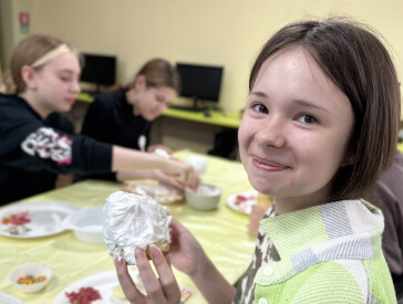 Свято творчості: як у бібліотеці декорували великодні пасочки