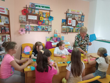 Книжки читали й повітряних зміїв запускали