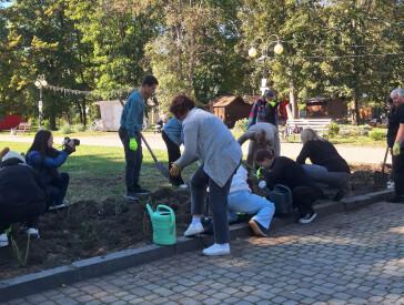 У Полтаві висадили «Мамину клумбу» на честь захисників і захисниць України