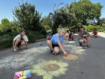 Кольорове літо в колі друзів