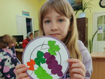 Осінь барвиста, щедра й мила, знов урожаєм всіх пригостила