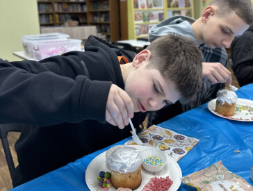 Свято творчості: як у бібліотеці декорували великодні пасочки