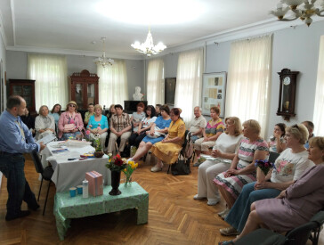 Зворушлива моновистава "Рожеві гвоздики АБО ми тут тимчасово"