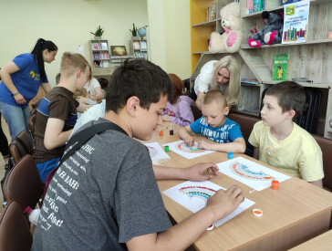 Кольоровий настрій у бібліотеці