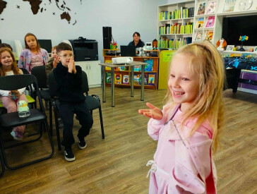 Книжки, ігри та усмішки: бібліотека зустрічає нових гостей