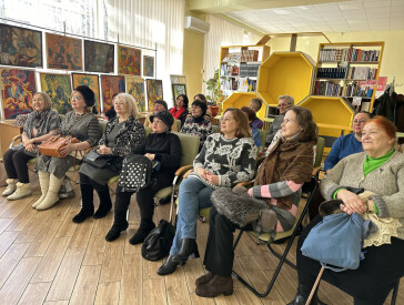 Сцена між книжкових полиць