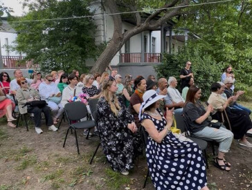 "Між тишею квітучого саду і звуками домри"