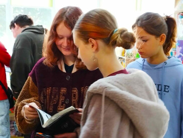 Книжки, ігри та усмішки: бібліотека зустрічає нових гостей