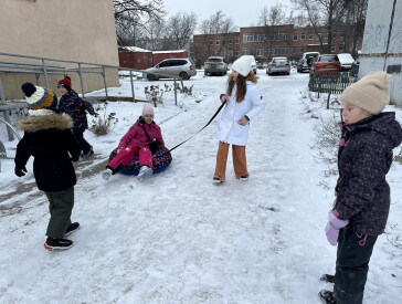 Сніг, фантазія і дитячі усмішки в бібліотечному дворику