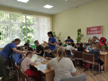 Кольоровий настрій у бібліотеці