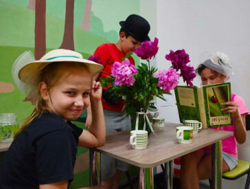 Садова вечірка в бібліотеці: літо, книги та квіти!