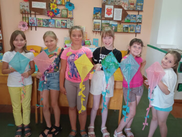 Книжки читали й повітряних зміїв запускали