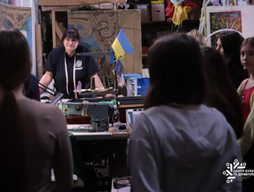 ЦКД влаштовує подорожі за лаштунки сцени для полтавських школярів