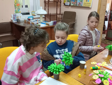 Подарую мамі квіти