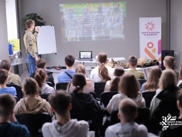 ЦКД влаштовує подорожі за лаштунки сцени для полтавських школярів