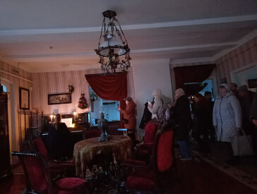 Костюмована різдвяна екскурсія при свічках