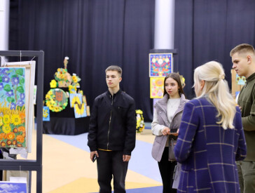 Як виставка «СОНЯШНИК – сонячне відродження»» перетворила ЦКД на простір мистецтва й взаємодії