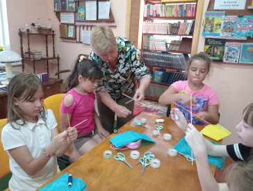 Книжки читали й повітряних зміїв запускали