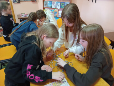 Виготовляли намисто з паперу