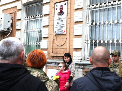 У Полтаві відкрили меморіальну дошку захиснику України Олександру Караману