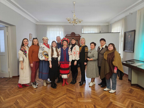 «Весняне сонце землю розбудило».