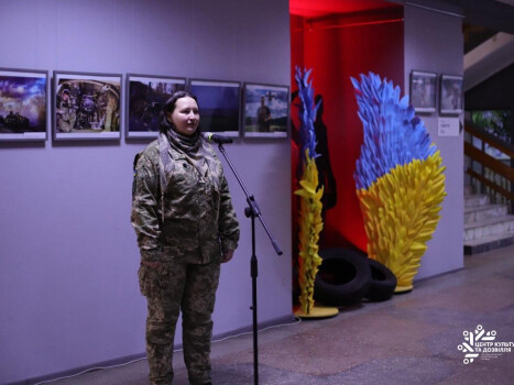 Прем’єрну виставку фотографині ЗСУ відкрили у ЦКД