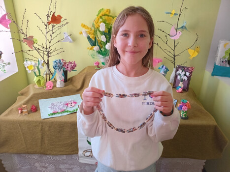 Виготовляли намисто з паперу