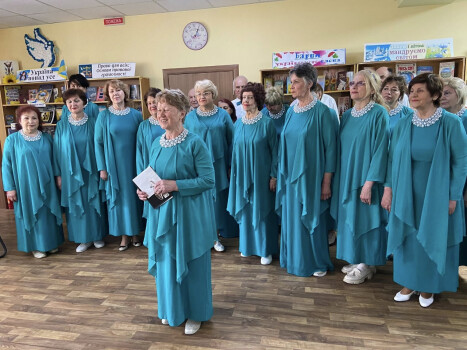 "З піснею по життю": хор «Пам’ять серця» та ансамбль «Гвоздика» дали концерт у міській бібліотеці