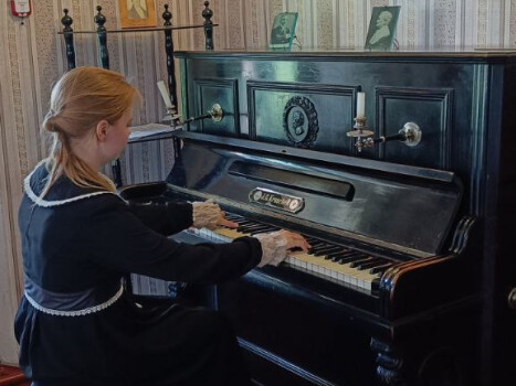 Сюжетна екскурсія з елементами театралізації «До таїни роду Рудченків»