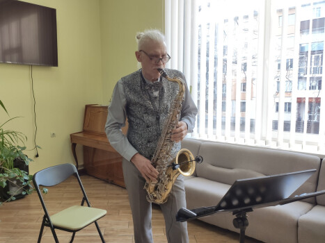 Саксофон у весняному місті