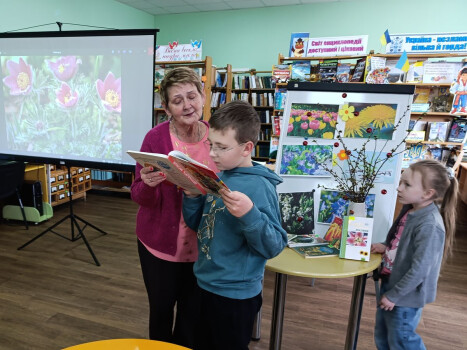 Літературна година «Квіти, квіти, ви умієте душу зігріти»