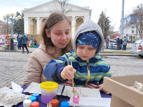 Святковий артперформанс у центрі міста  