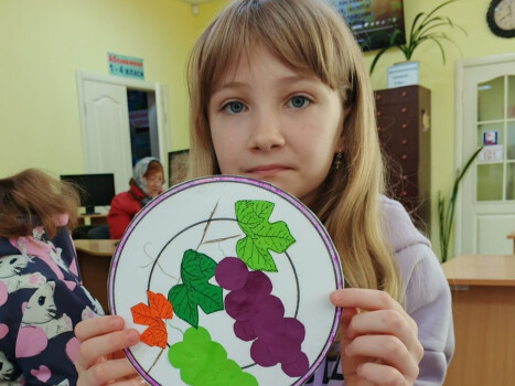 Осінь барвиста, щедра й мила, знов урожаєм всіх пригостила